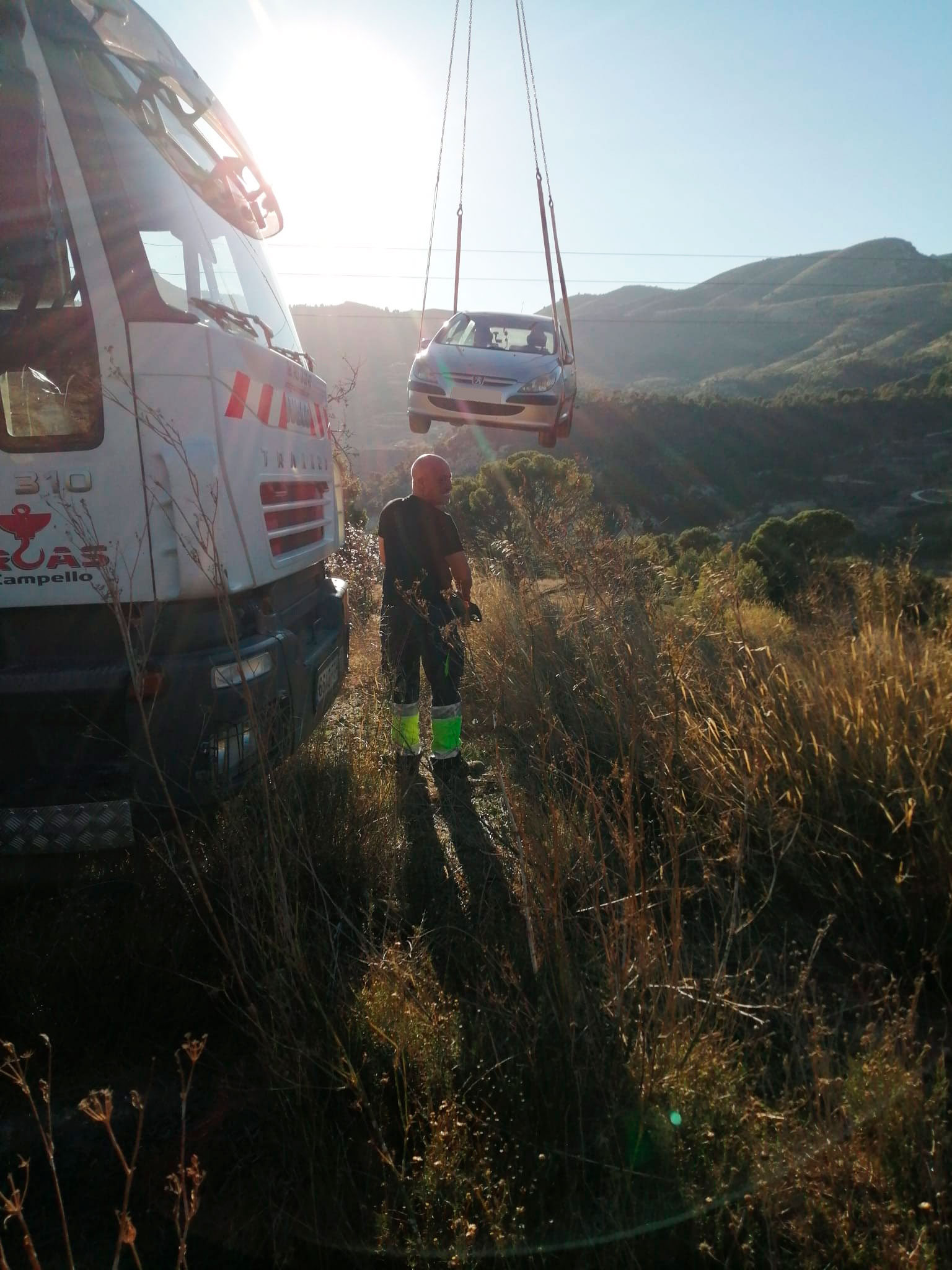 Rescatamos un coche atrapado por el error de un GPS en Xixona Rescatamos un coche atrapado por el error de un GPS en Xixona