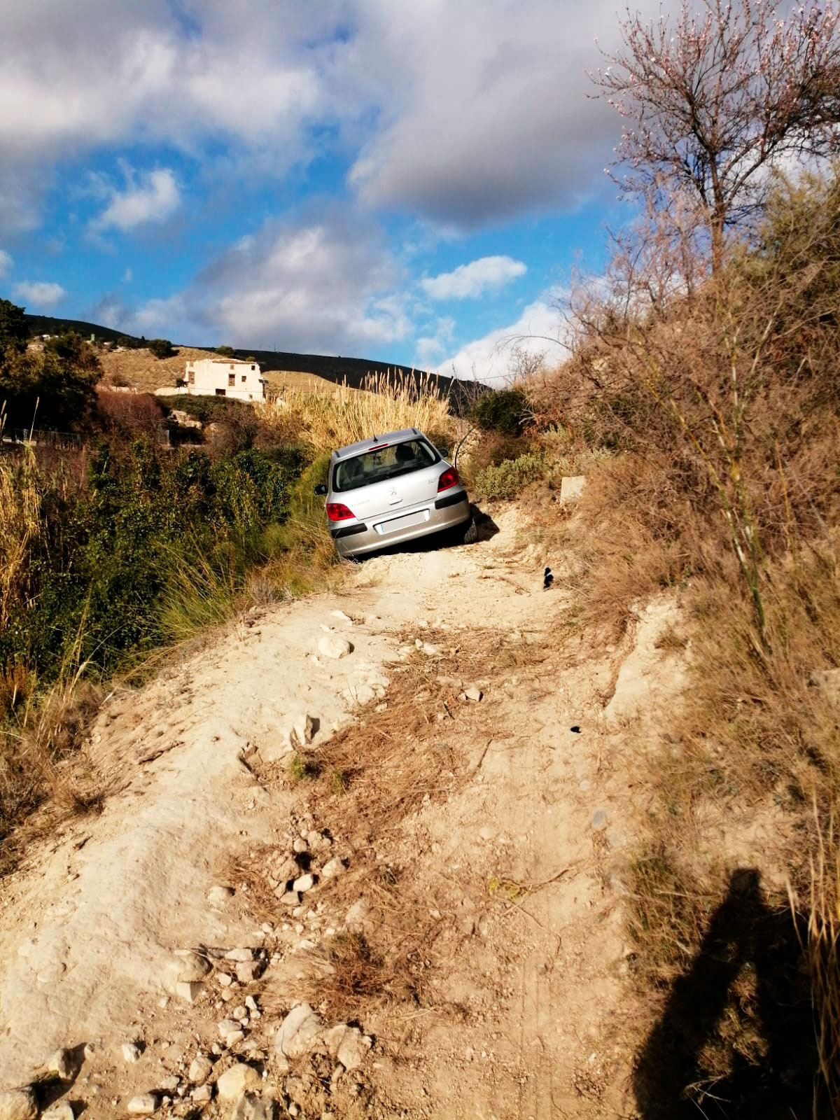 Rescatamos un coche atrapado por el error de un GPS en Xixona Rescatamos un coche atrapado por el error de un GPS en Xixona