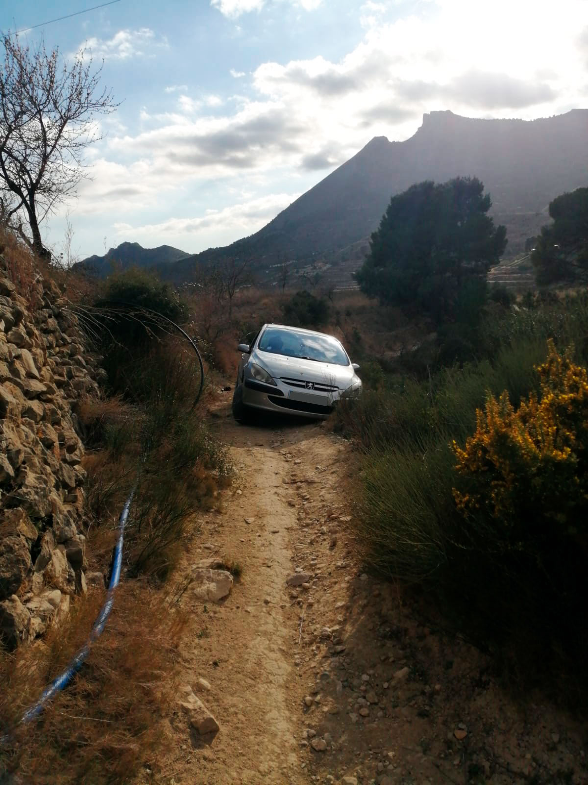 Rescatamos un coche atrapado por el error de un GPS en Xixona Rescatamos un coche atrapado por el error de un GPS en Xixona