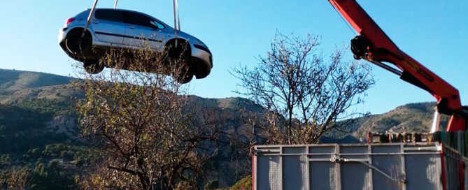 Rescatamos un coche atrapado por el error de un GPS en Xixona