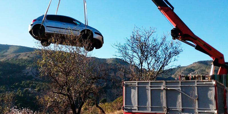 Rescatamos un coche atrapado por el error de un GPS en Xixona